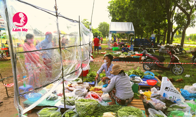 Người dân xếp hàng đi chợ dã chiến ở TP HCM